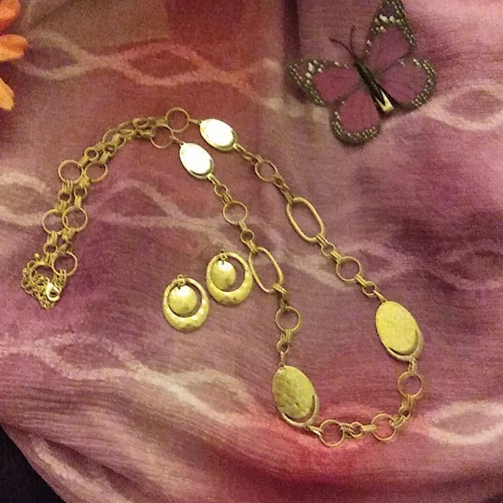 🌻 Good tone necklace and earrings.